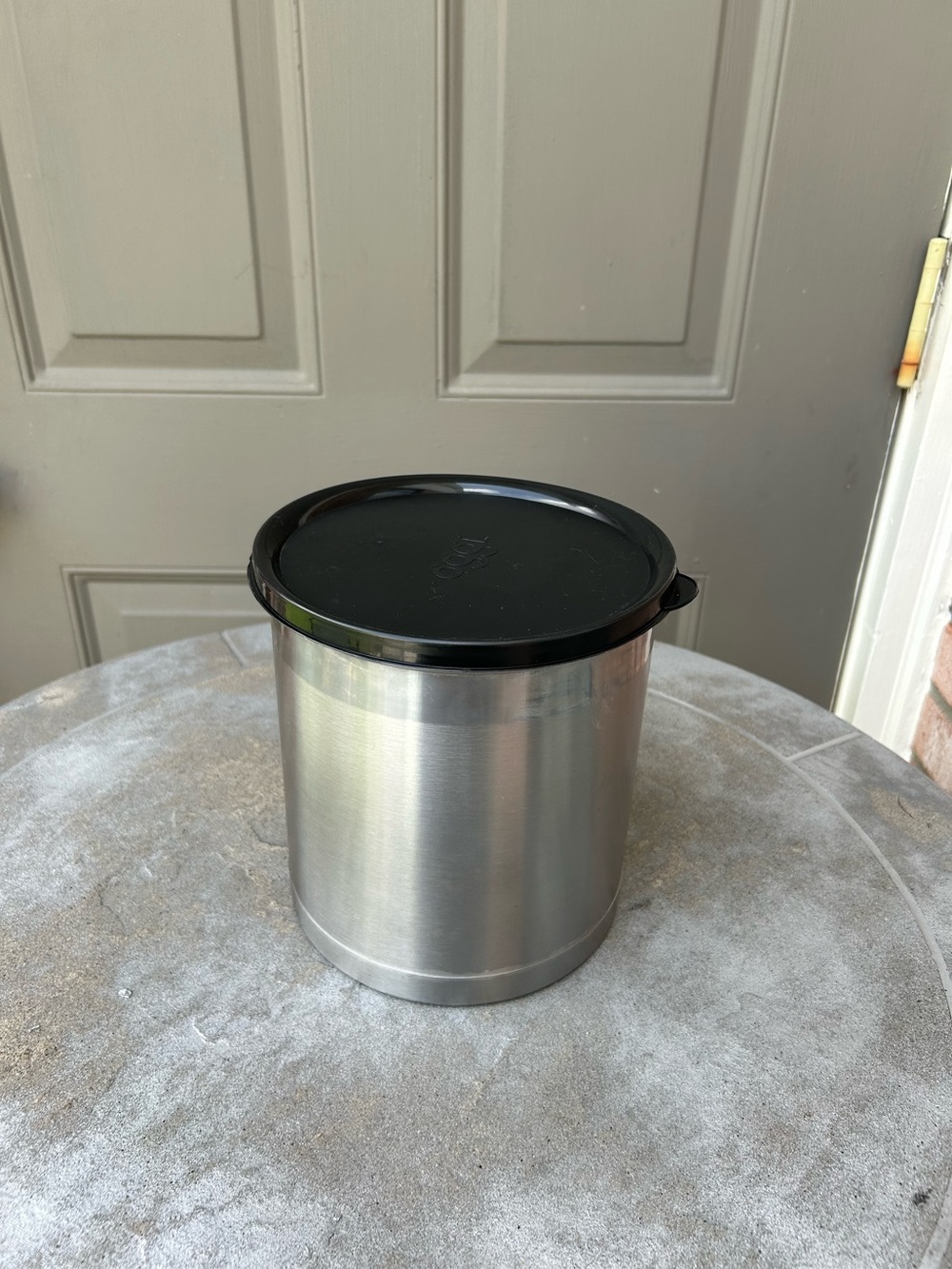 Oggi Stainless Steel Jumbo Grease Container with Removable Strainer and Snug Lid